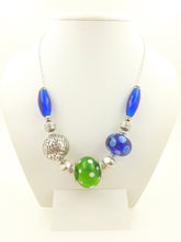 Charger l&#39;image dans la galerie, Collier en perles de verre vertes et bleues 
