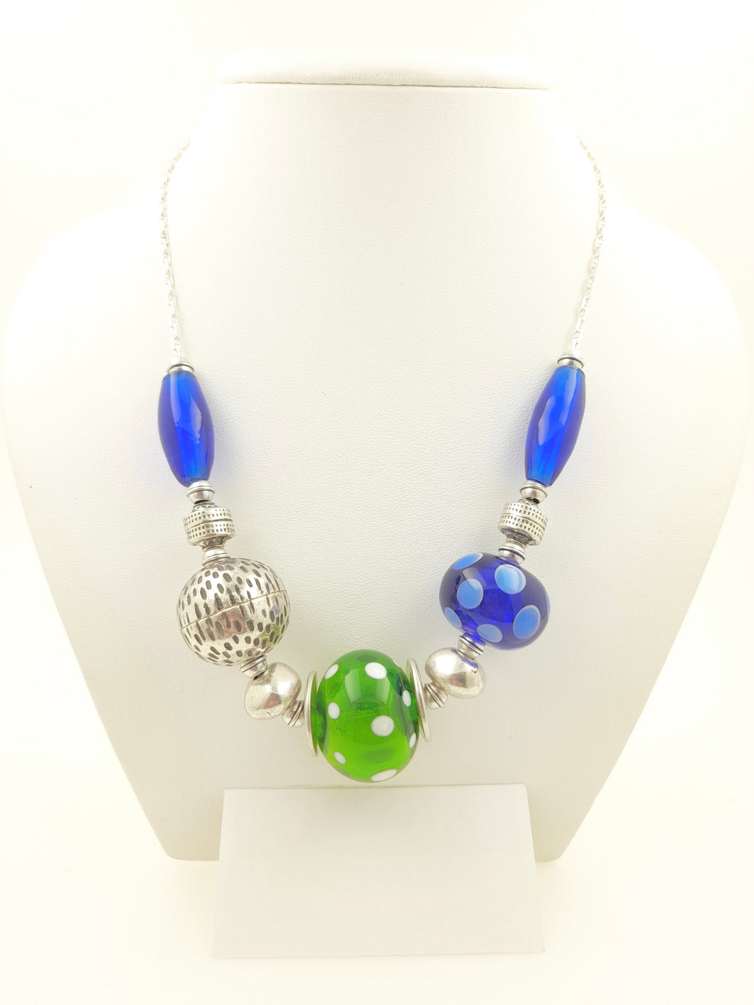 Collier en perles de verre vertes et bleues 